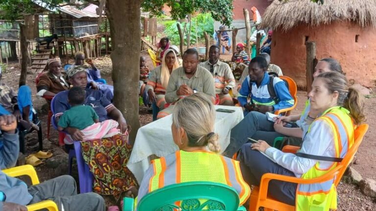 Mission conjointe à Hafia : échanges techniques entre la CBG, la Banque mondiale et le comité local.