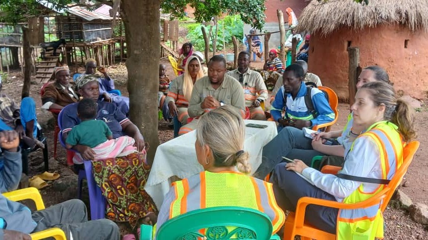 Mission conjointe à Hafia : échanges techniques entre la CBG, la Banque mondiale et le comité local.